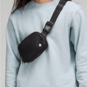 ALMOST BRAND NEW LULULEMON BELT BAG